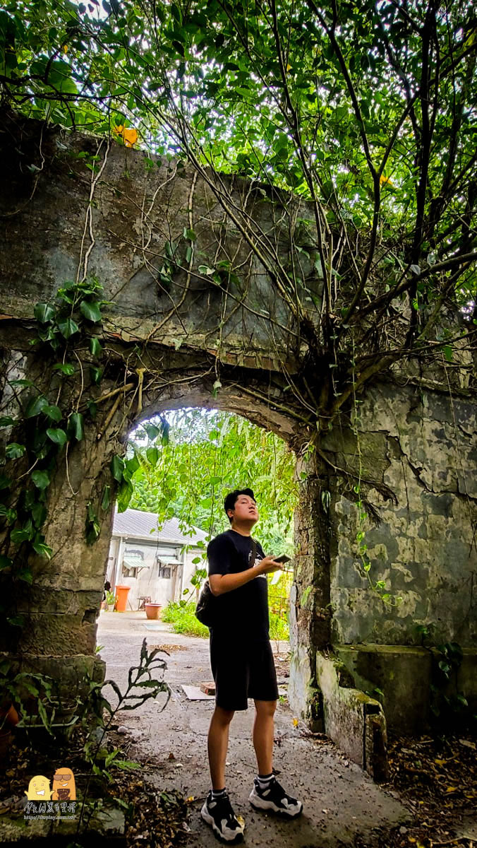 東和戲院遺址,廢墟景點,廢墟迷,售票亭,廢墟遺址,廢墟感,拍照