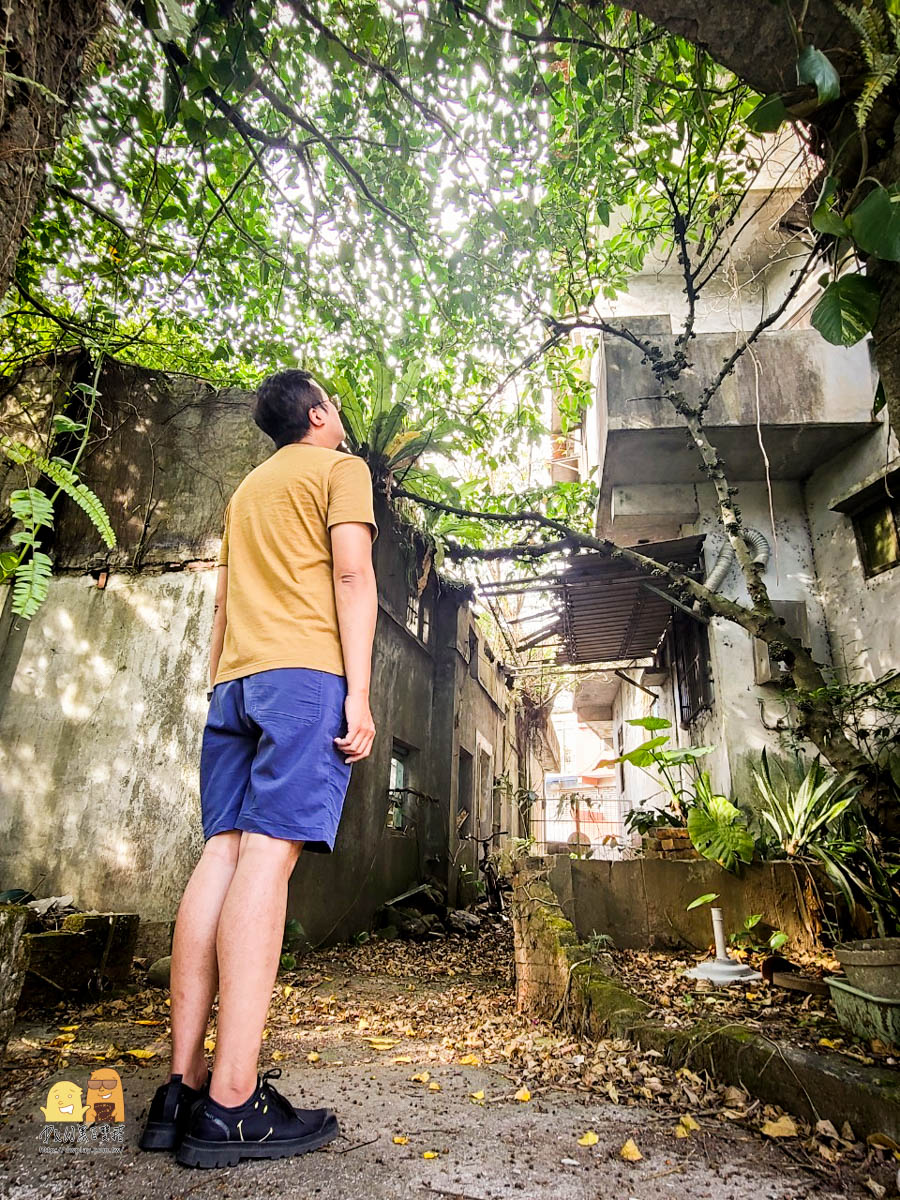 東和戲院遺址,廢墟景點,廢墟迷,售票亭,廢墟遺址,廢墟感,拍照