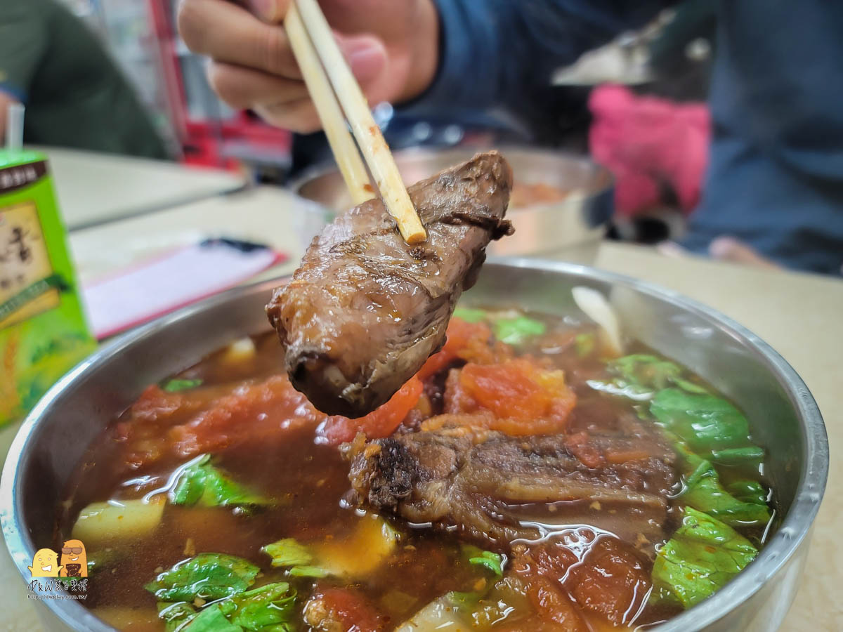 牛肉麵,台北牛肉麵,台北美食,伊通街牛肉麵,番茄牛肉麵,四平街番茄牛肉麵,四平街牛肉麵,四平路牛肉麵,刀削麵,四平街刀削麵,台北刀削麵,牛肉刀削麵,四平路刀削麵,伊通街刀削麵