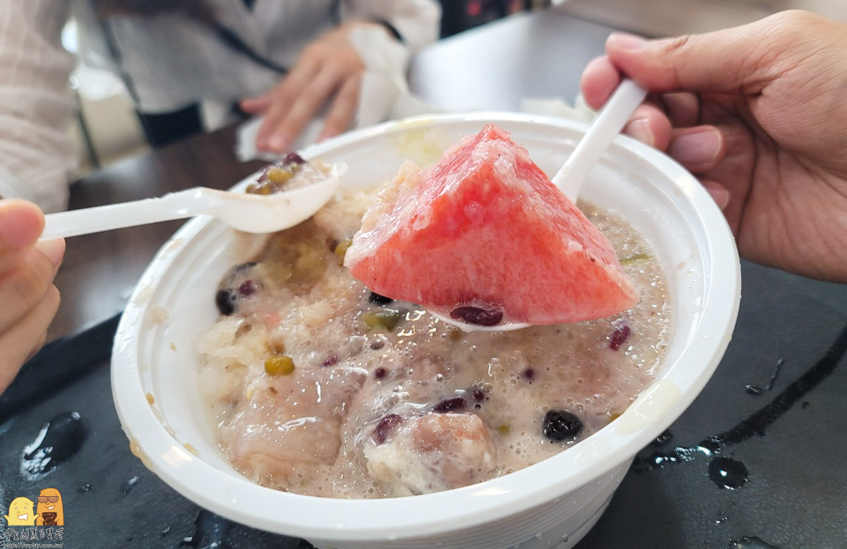 桃園中壢人必吃冰品，鉅大自助冰城 在地經營35年，超過配料可選，不管是挫冰還是雪花冰都超讚的