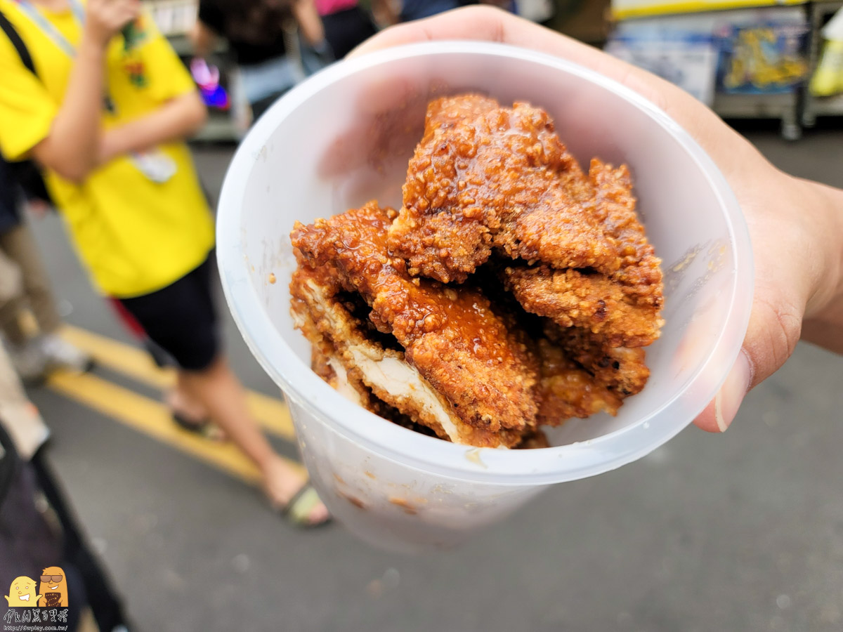 延伸閱讀：台中一中街美食-一中8兩碳烤雞排，雞排比臉還大，先炸後烤再加檸檬汁，真的有那麼好吃嗎?